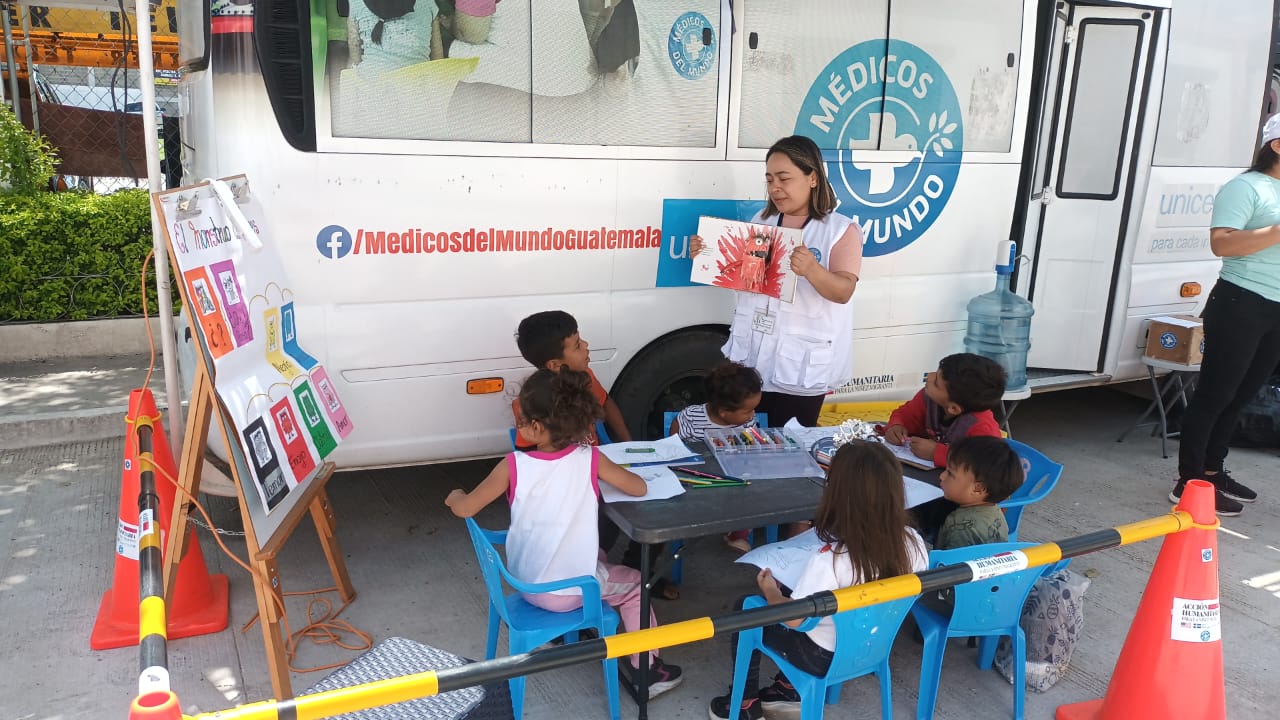 Atención psicológica grupal con niños y niñas en la unidad móvil de Esquipulas.