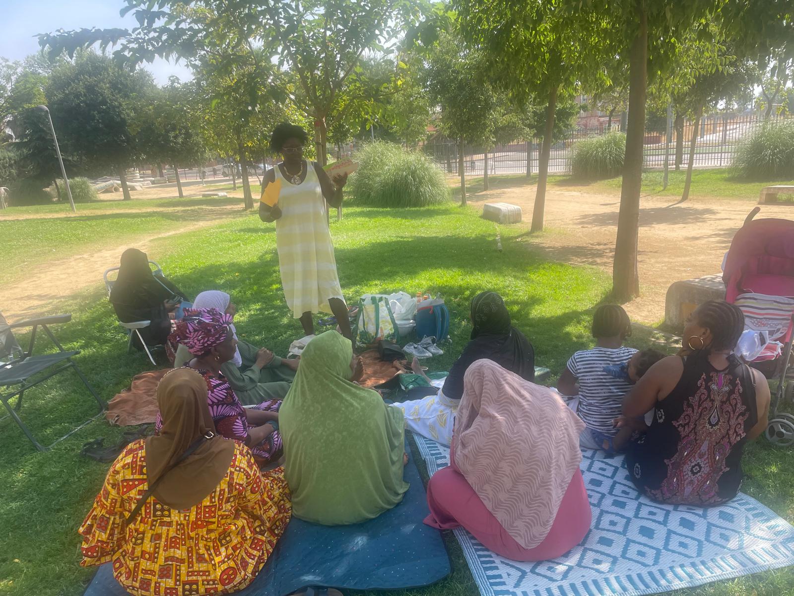 Varias mujeres participan en una sesión al aire libre, un espacio de encuentro y acompañamiento comunitario. Varias mujeres participan en una sesión al aire libre, un espacio de encuentro y acompañamiento comunitario.